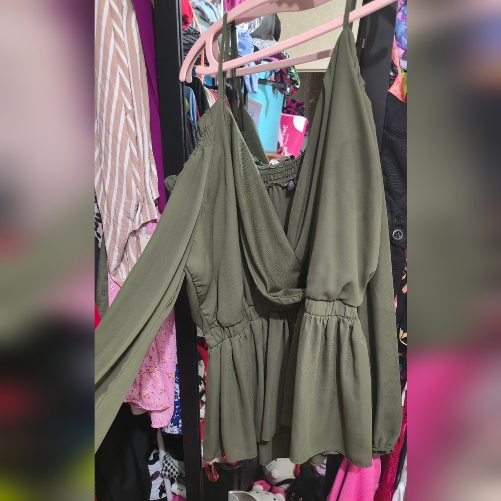 Like new 2x Fashion To Figure Open Shouldr Blouse